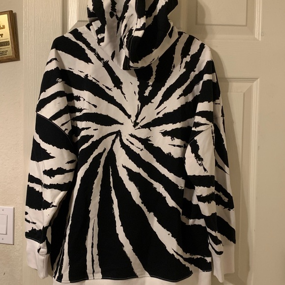 Fabletics funky black & white hooded sweatshirt. Super comfortable, size M. - Picture 6 of 6